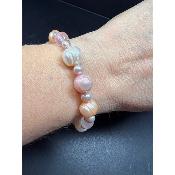 Freshwater pearl and rose quartz stretch bracelet - Picture 2 of 9